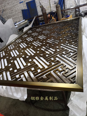 不锈钢仿铜拉丝花格镂空屏风呈现虚实结合的朦胧美